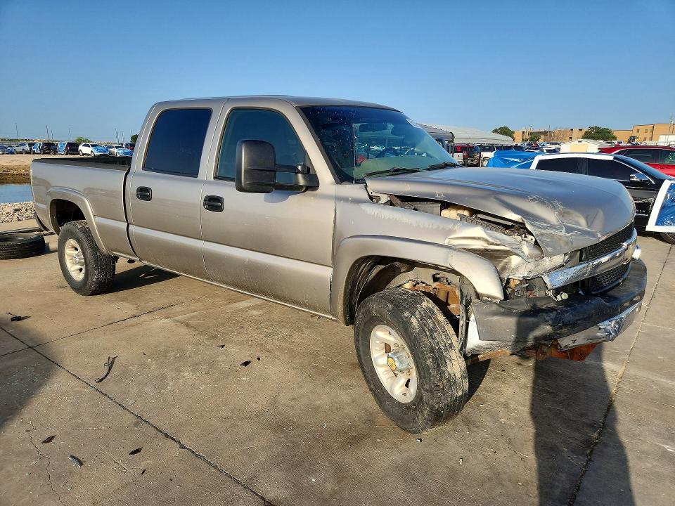 61320216 :رقم المزاد ، 1GCHC23102F216103 vin ، 2002 Chevrolet Silverado مزاد بيع