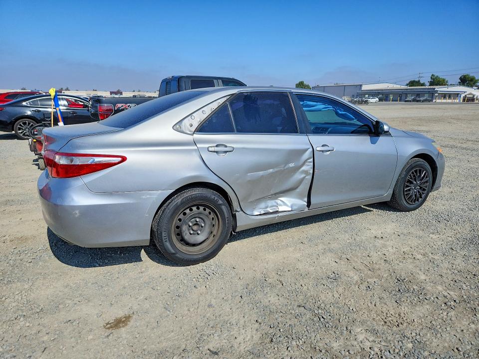 60512496 :رقم المزاد ، 4T4BF1FK4FR500929 vin ، 2015 Toyota Camry مزاد بيع
