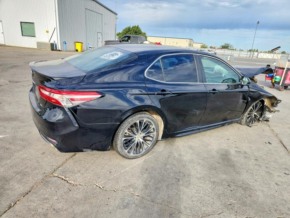 60826466 :رقم المزاد ، 4T1B11HK4JU083939 vin ، 2018 Toyota Camry مزاد بيع