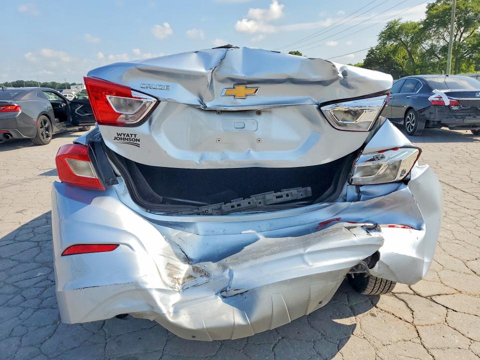 61237386 :رقم المزاد ، 1G1BC5SM6J7216305 vin ، 2018 Chevrolet Cruze مزاد بيع
