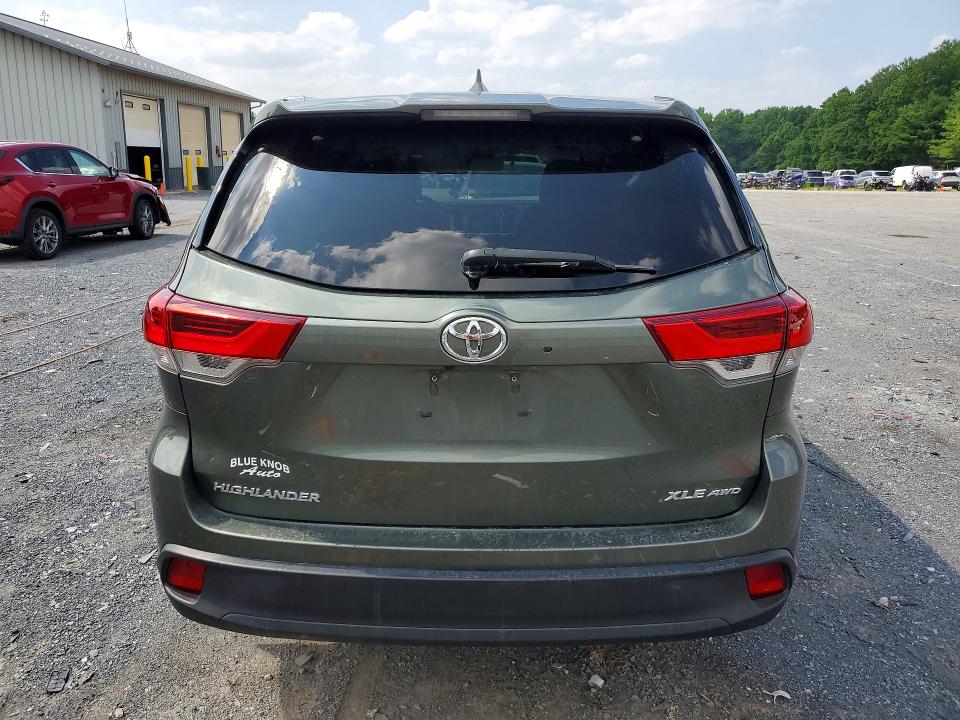 2018 Toyota Highlander მანქანა იყიდება აუქციონზე, vin: 5TDJZRFH8JS818795, აუქციონის ნომერი: 61872276