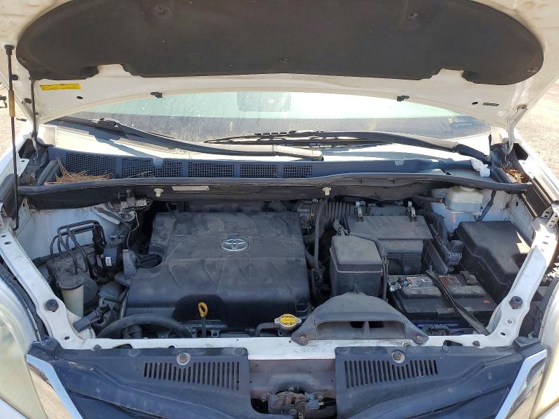 63141186 :رقم المزاد ، 5TDKK3DC4BS049095 vin ، 2011 Toyota Sienna مزاد بيع