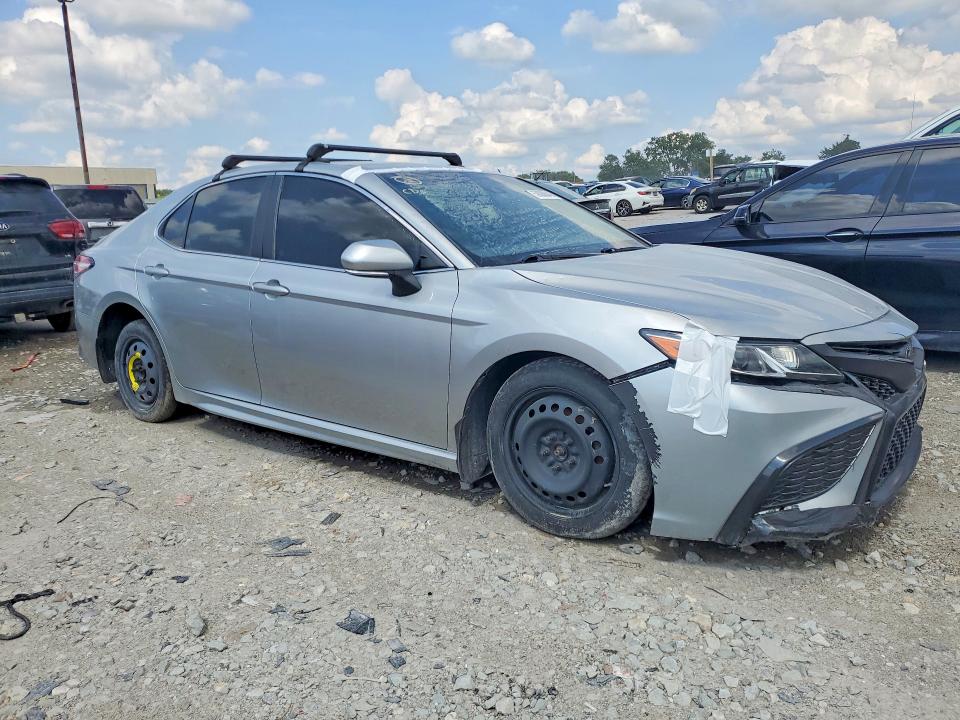 59000046 :رقم المزاد ، 4T1B11HK0JU619818 vin ، 2018 Toyota Camry مزاد بيع