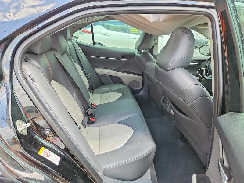 62050286 :رقم المزاد ، 4T1B11HK1JU517802 vin ، 2018 Toyota Camry مزاد بيع