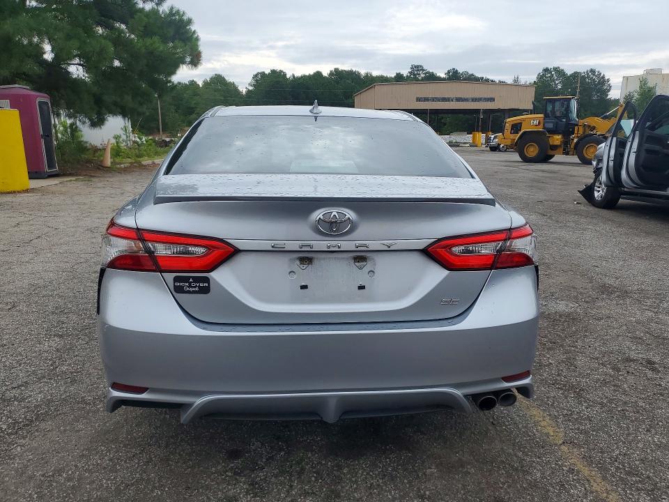 60491366 :رقم المزاد ، 4T1B11HK9JU643406 vin ، 2018 Toyota Camry مزاد بيع