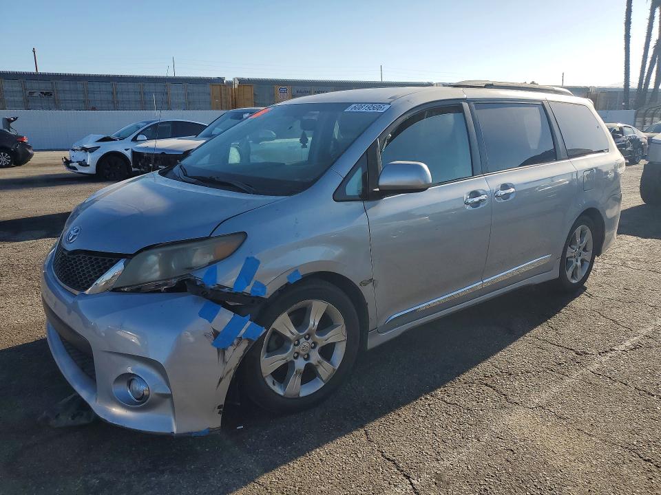60819506 :رقم المزاد ، 5TDXK3DC3DS289618 vin ، 2013 Toyota Sienna مزاد بيع