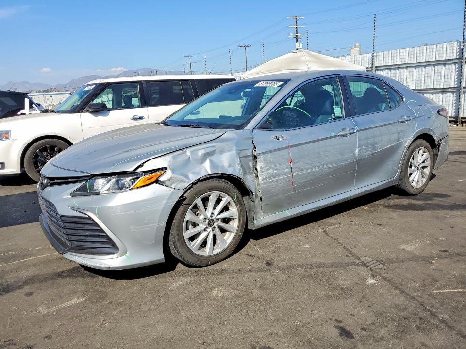 61055086 :رقم المزاد ، 4T1C11AK8NU631963 vin ، 2022 Toyota Camry مزاد بيع