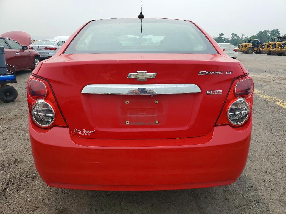 61122526 :رقم المزاد ، 1G1JD5SB5F4216103 vin ، 2015 Chevrolet Sonic مزاد بيع