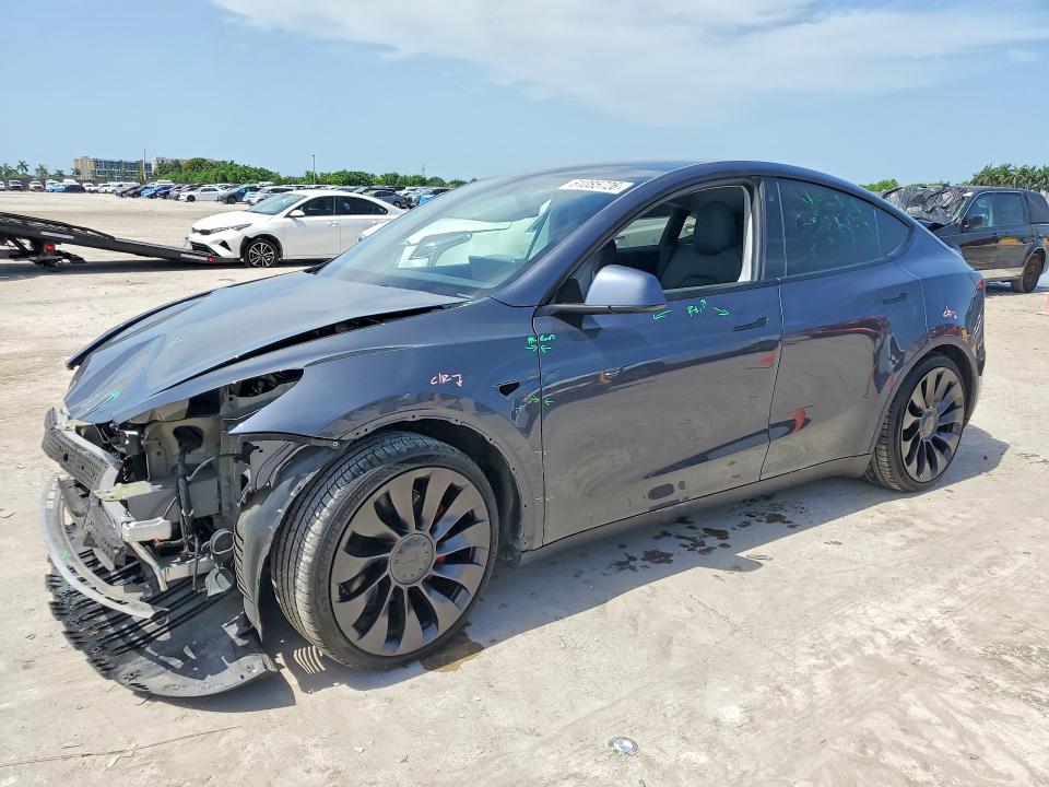 61085726 :رقم المزاد ، 7SAYGDEF2NF358005 vin ، 2022 Tesla Model Y مزاد بيع