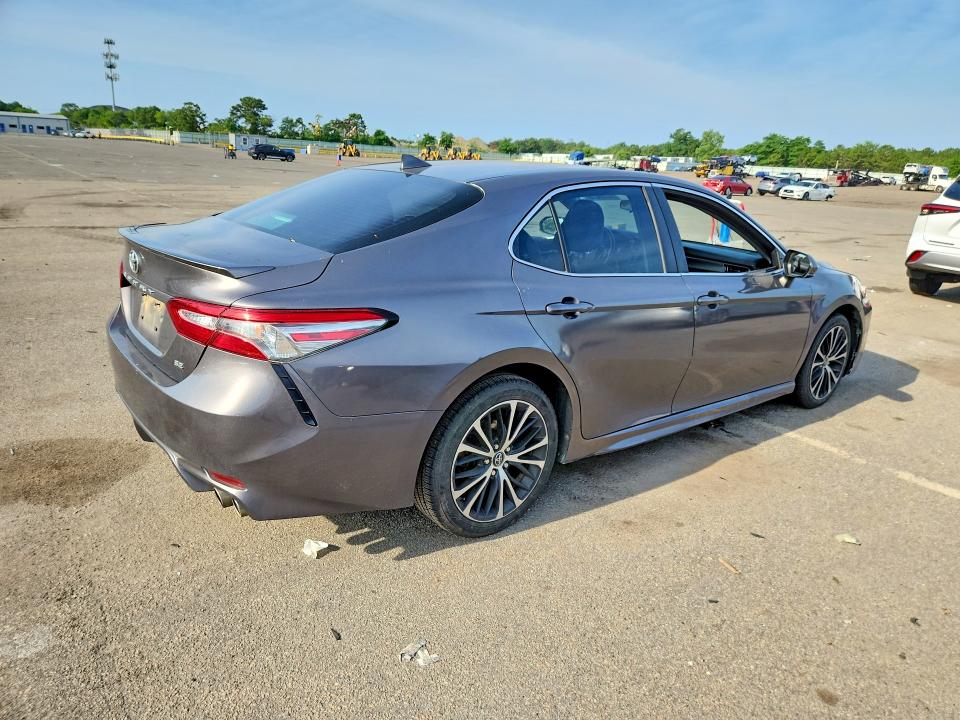 60799276 :رقم المزاد ، 4T1B11HK8KU238798 vin ، 2019 Toyota Camry مزاد بيع