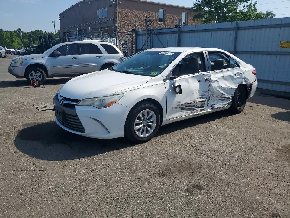 59306076 :رقم المزاد ، 4T4BF1FK2FR487873 vin ، 2015 Toyota Camry مزاد بيع