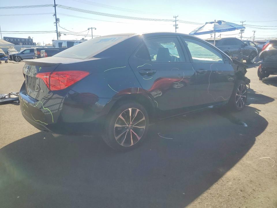 63015596 :رقم المزاد ، 5YFBURHE5JP847671 vin ، 2018 Toyota Corolla مزاد بيع