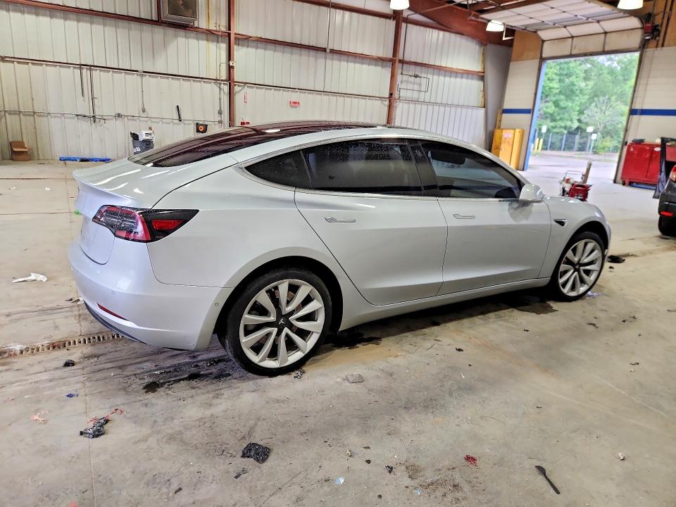 62107996 :رقم المزاد ، 5YJ3E1EA8JF017850 vin ، 2018 Tesla Model 3 مزاد بيع
