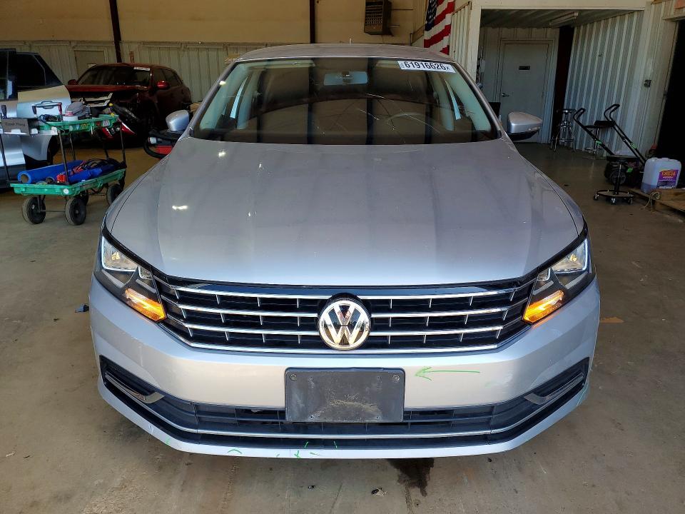 61916626 :رقم المزاد ، 1VWAT7A30HC029504 vin ، 2017 Volkswagen Passat مزاد بيع