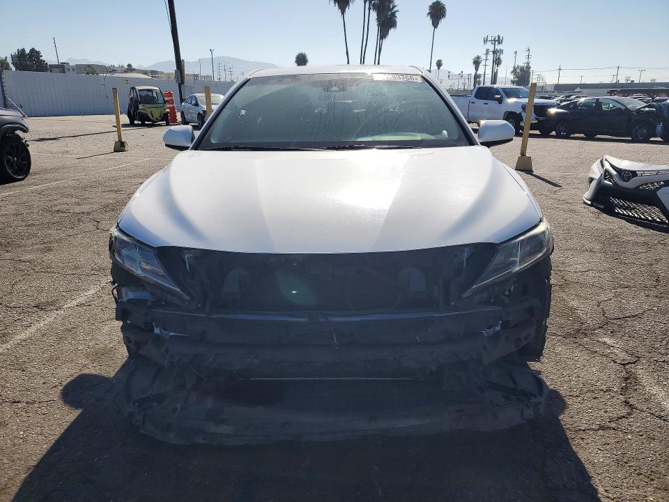 60183766 :رقم المزاد ، 4T1B11HK6JU626482 vin ، 2018 Toyota Camry مزاد بيع