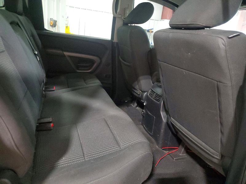 61695296 :رقم المزاد ، 1N6AA0EC2FN501825 vin ، 2015 Nissan Titan مزاد بيع