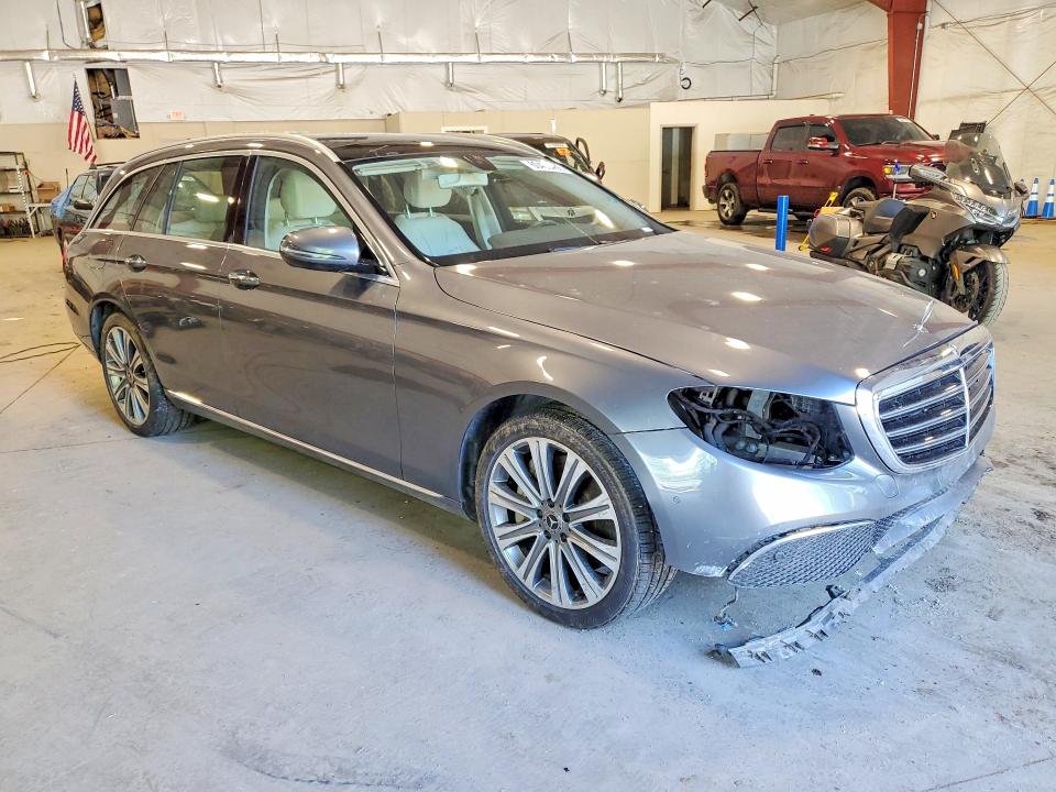 60406486 :رقم المزاد ، WDDZH6GB4JA475324 vin ، 2018 Mercedes-benz E مزاد بيع