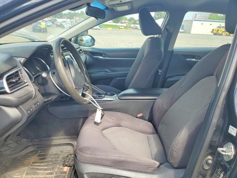 62709106 :رقم المزاد ، 4T1B11HK4JU070429 vin ، 2018 Toyota Camry مزاد بيع