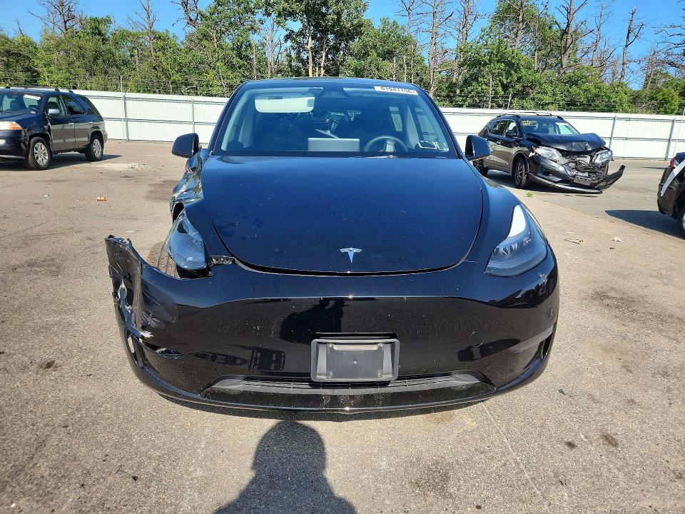 61941146 :رقم المزاد ، 7SAYGDEE6SF300000 vin ، 2025 Tesla Model Y مزاد بيع