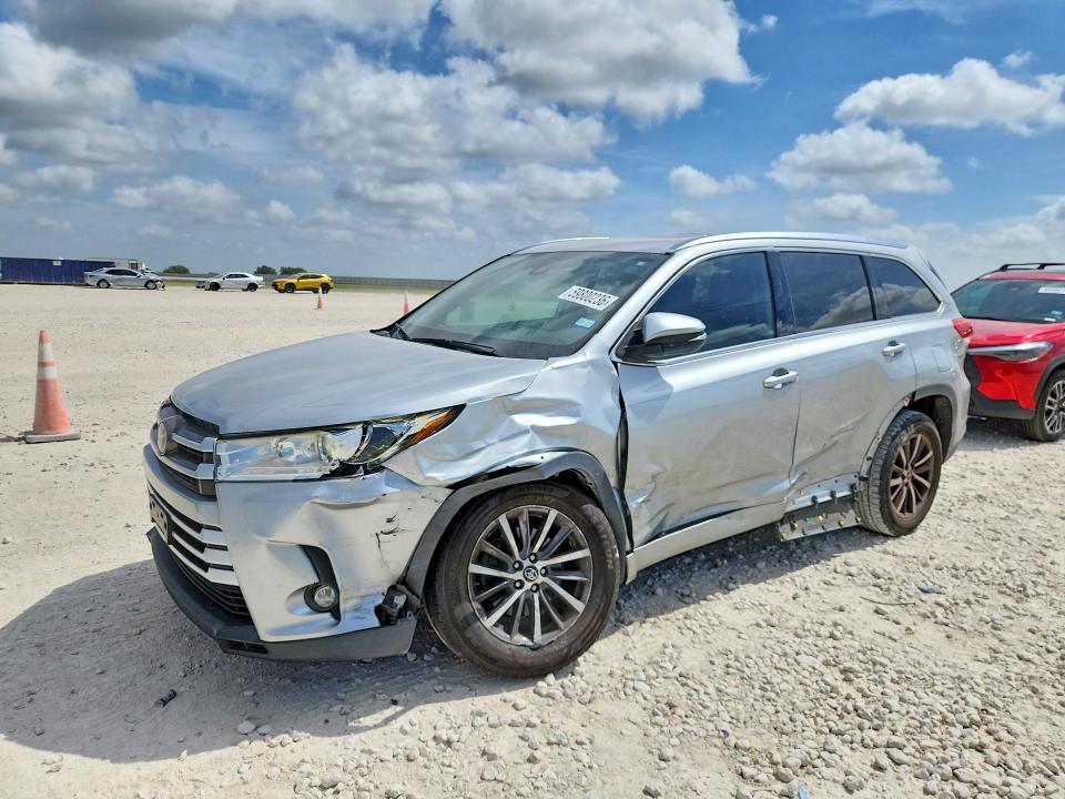 2018 Toyota Highlander მანქანა იყიდება აუქციონზე, vin: 5TDKZRFH9JS543393, აუქციონის ნომერი: 59800236
