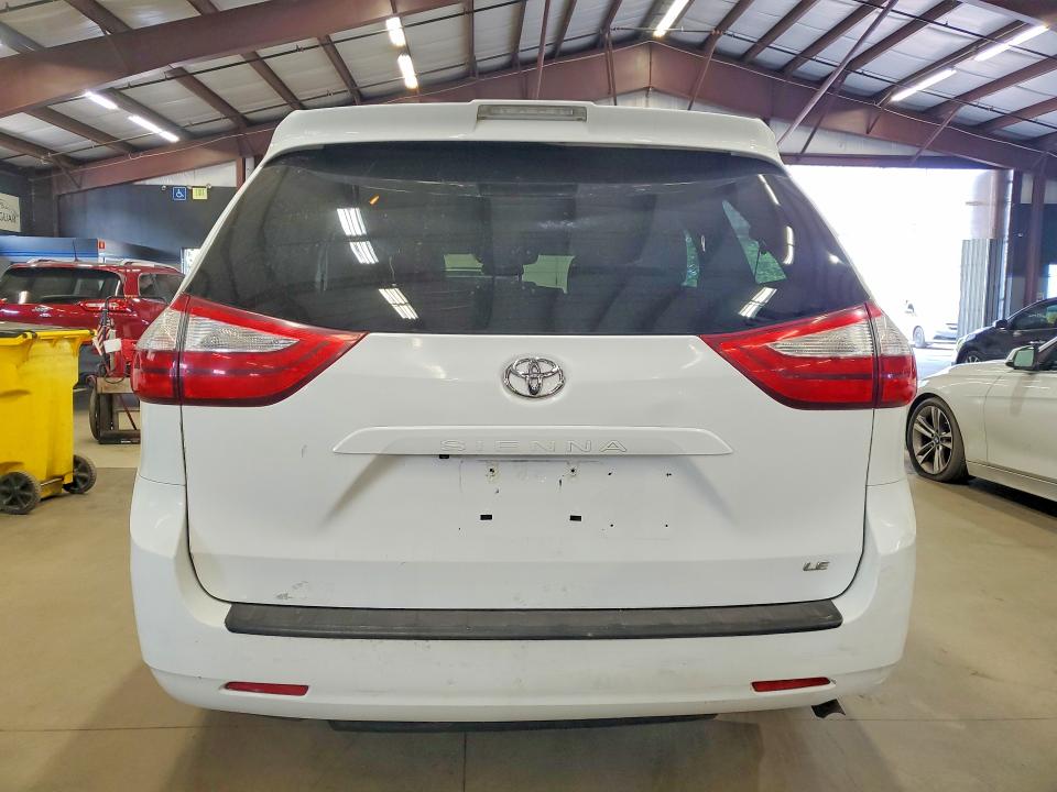 61739666 :رقم المزاد ، 5TDKZ3DC1JS944814 vin ، 2018 Toyota Sienna مزاد بيع