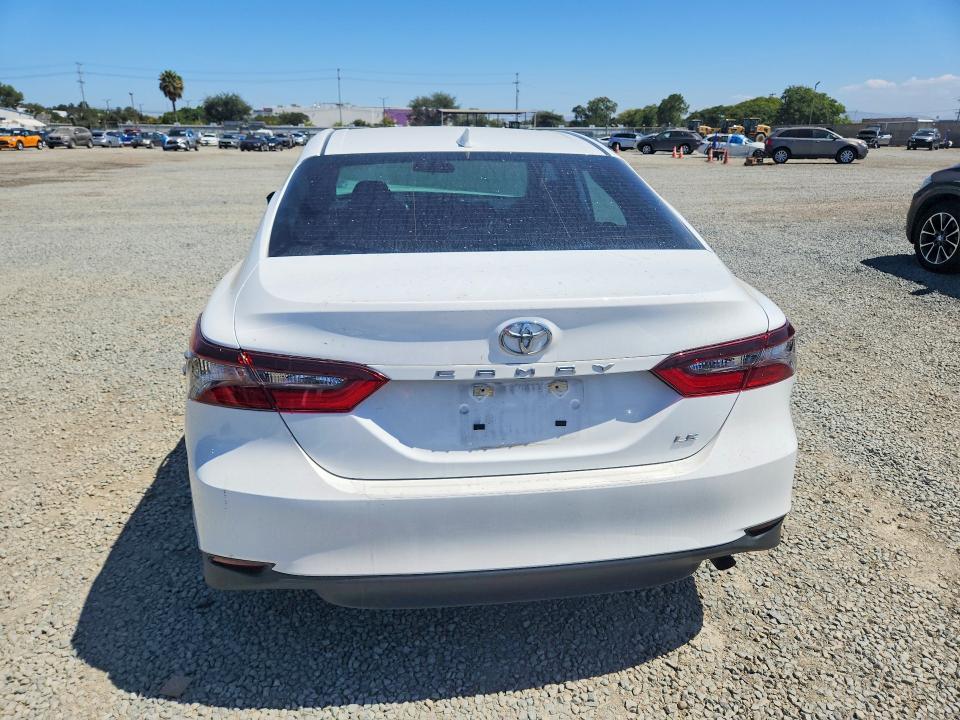 61173556 :رقم المزاد ، 4T1C11AK5NU669991 vin ، 2022 Toyota Camry مزاد بيع