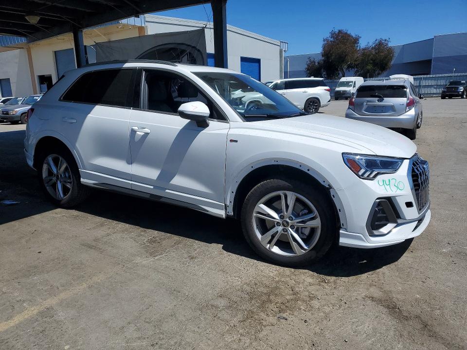 61588286 :رقم المزاد ، WA1DECF33R1202189 vin ، 2024 Audi Q3 مزاد بيع