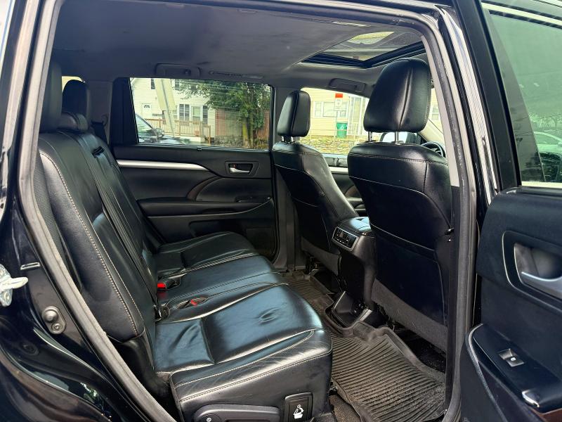 Auction sale of the 2017 Toyota Highlander, vin: 5TDJZRFH6HS371118, lot number: 63611696