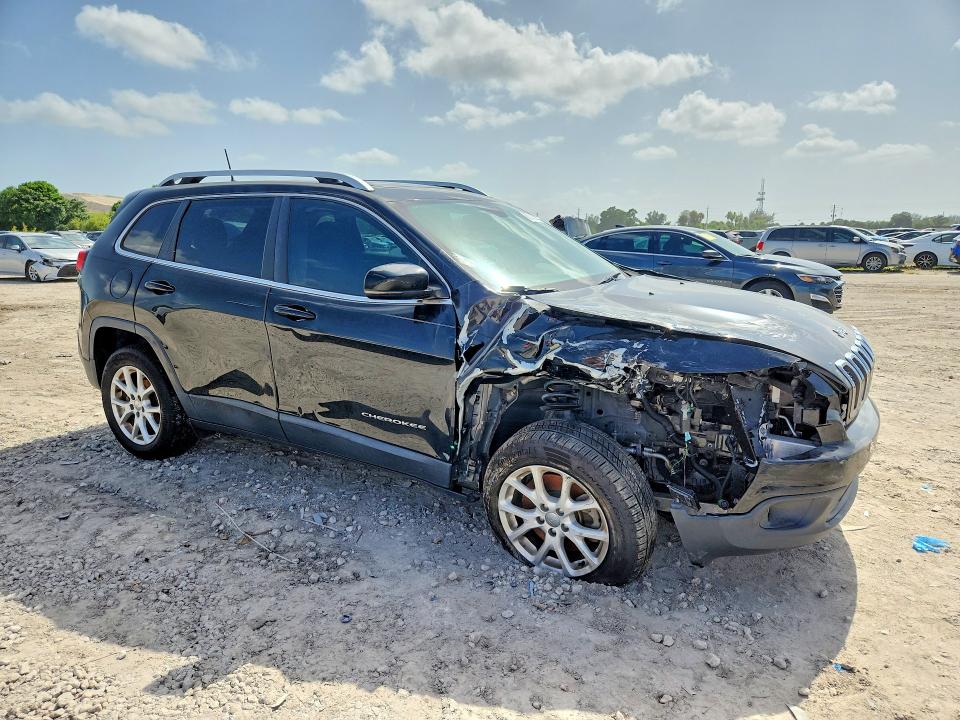 60742616 :رقم المزاد ، 1C4PJLCB1HW613523 vin ، 2017 Jeep Cherokee مزاد بيع