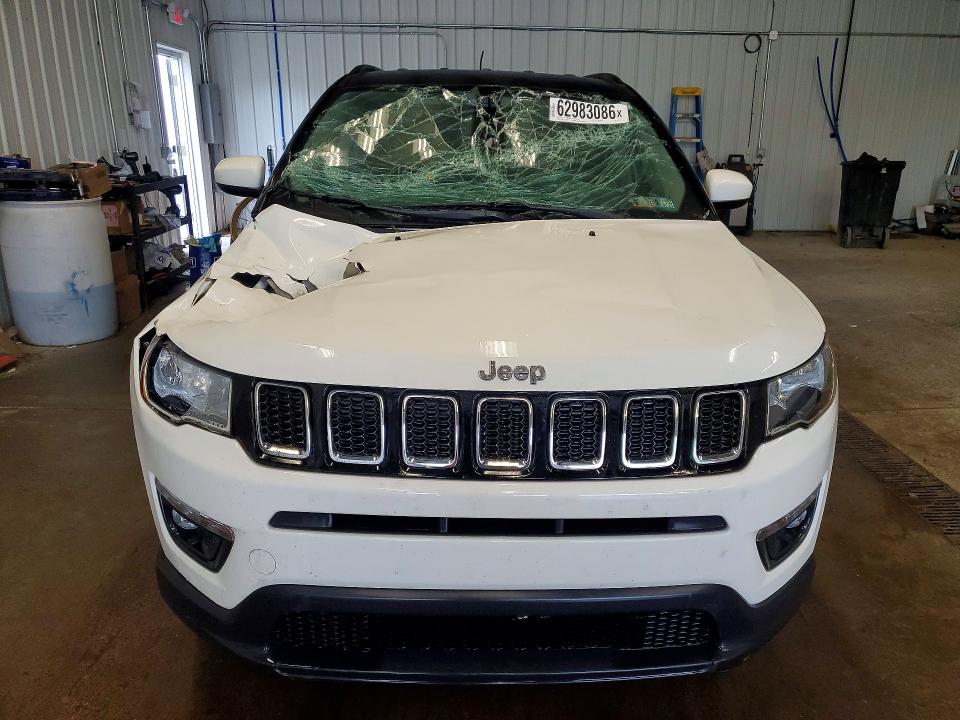 62983086 :رقم المزاد ، 3C4NJDBB4JT241153 vin ، 2018 Jeep Compass مزاد بيع