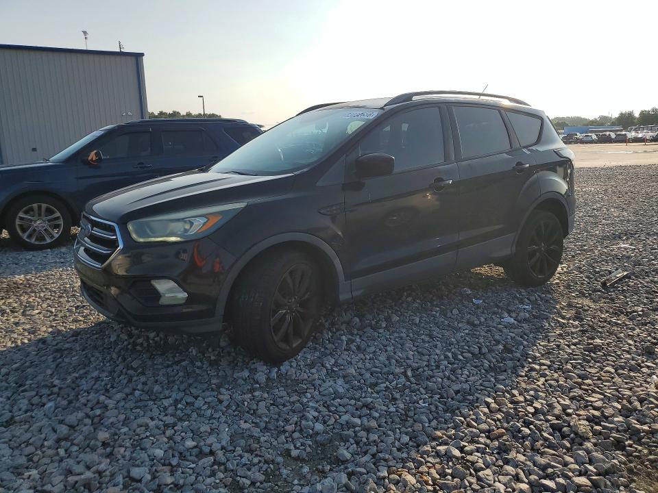 63032656 :رقم المزاد ، 1FMCU0GD7HUD16036 vin ، 2017 Ford Escape مزاد بيع