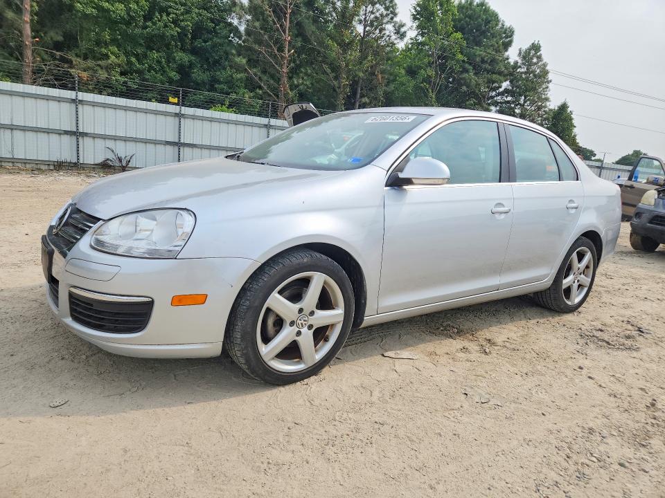 2010 Volkswagen Jetta მანქანა იყიდება აუქციონზე, vin: 3VWRL7AJ5AM043811, აუქციონის ნომერი: 62601356