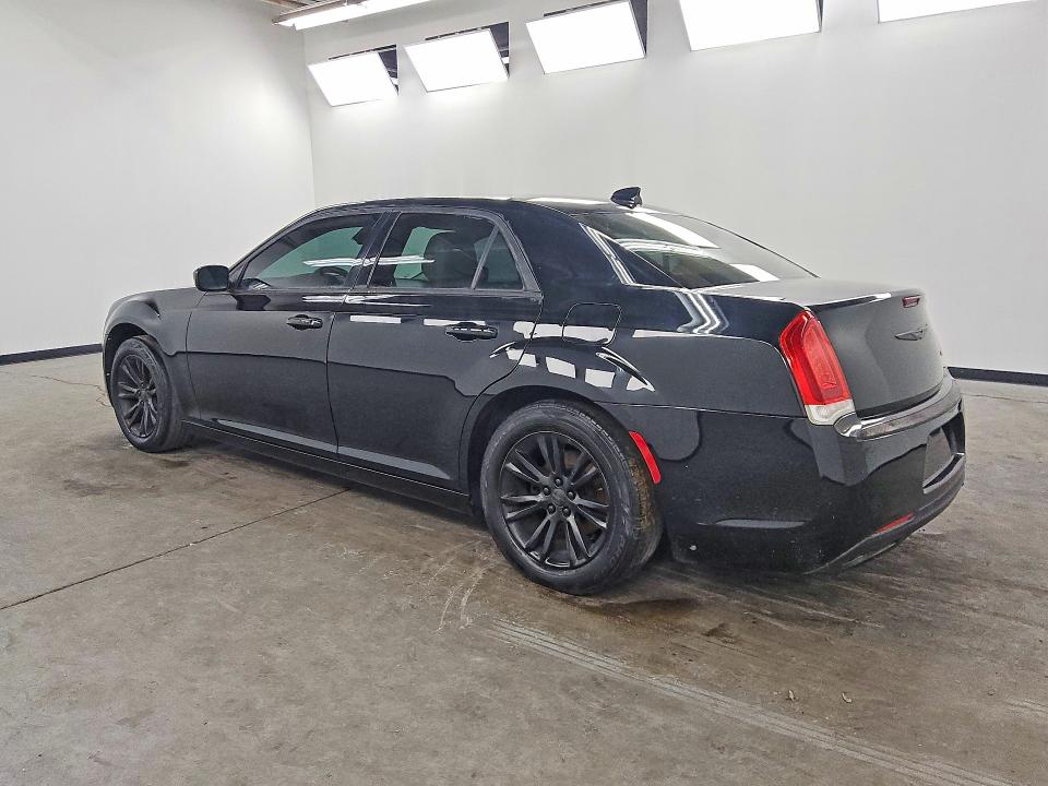 61816756 :رقم المزاد ، 2C3CCAAG4HH588129 vin ، 2017 Chrysler 300 مزاد بيع