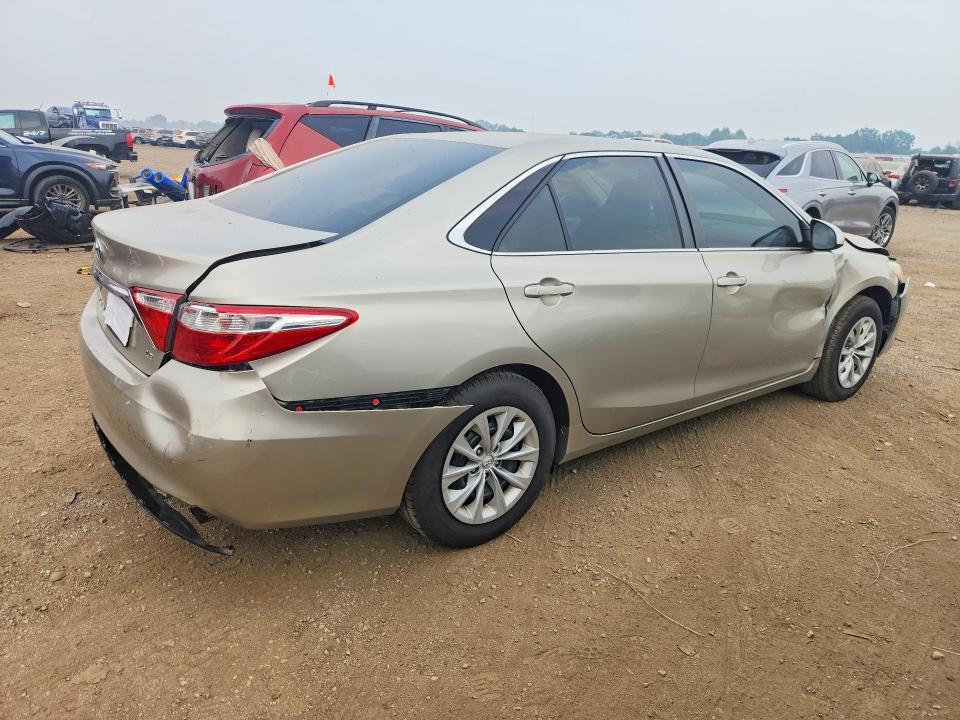 60018706 :رقم المزاد ، 4T4BF1FK6FR450518 vin ، 2015 Toyota Camry مزاد بيع