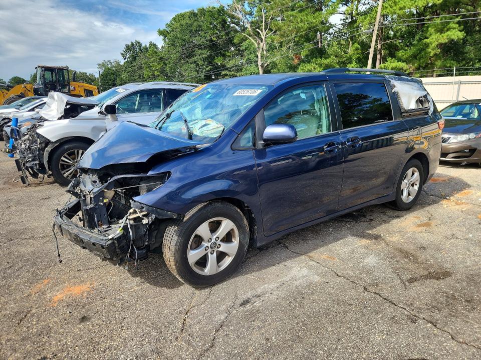 60526106 :رقم المزاد ، 5TDKZ3DC4JS942667 vin ، 2018 Toyota Sienna مزاد بيع