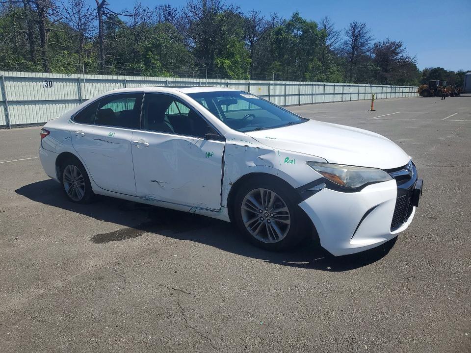 61945746 :رقم المزاد ، 4T1BF1FK7FU100096 vin ، 2015 Toyota Camry مزاد بيع