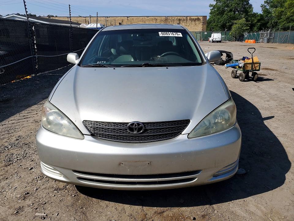 60851676 :رقم المزاد ، 4T1BF30K42U010578 vin ، 2002 Toyota Camry مزاد بيع