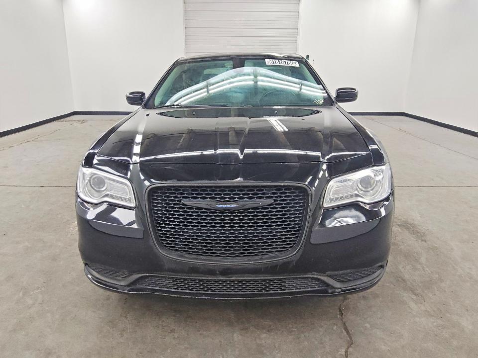 61816756 :رقم المزاد ، 2C3CCAAG4HH588129 vin ، 2017 Chrysler 300 مزاد بيع