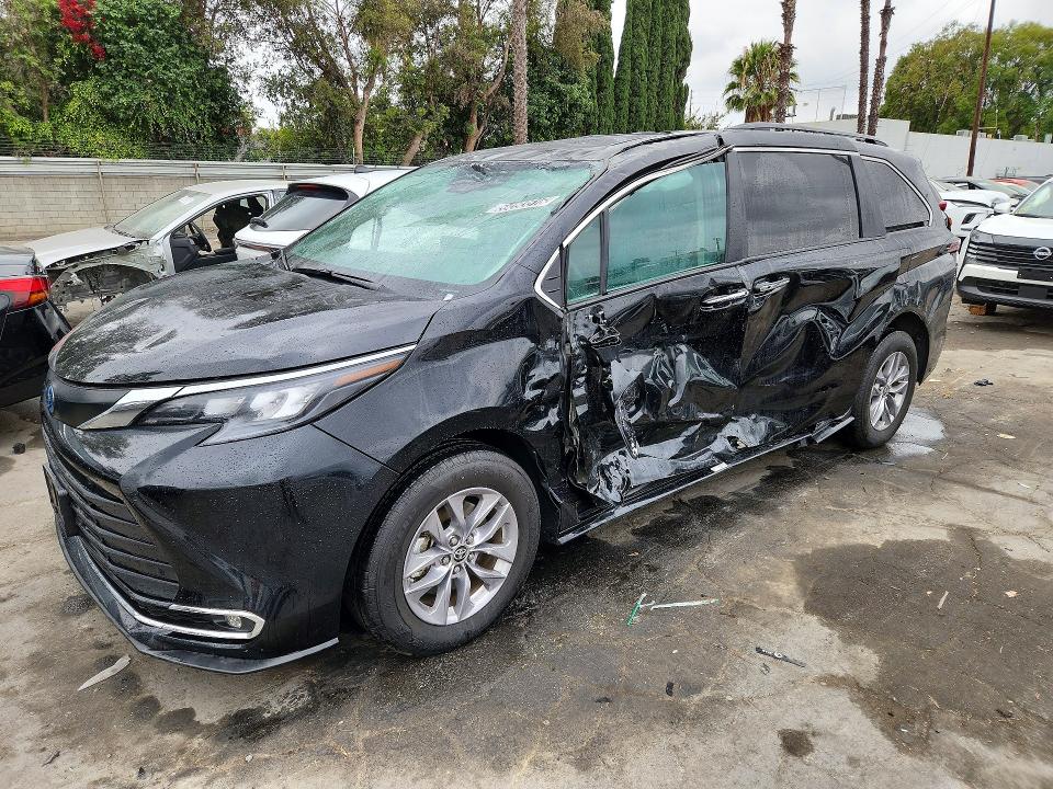 Auction sale of the 2024 Toyota Sienna, vin: 5TDYRKEC9RS215586, lot number: 59393516