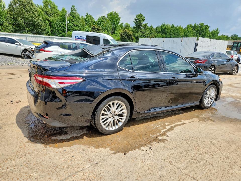 62050286 :رقم المزاد ، 4T1B11HK1JU517802 vin ، 2018 Toyota Camry مزاد بيع