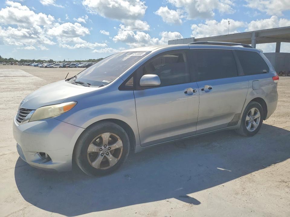 2011 Toyota Sienna მანქანა იყიდება აუქციონზე, vin: 5TDKK3DC3BS005086, აუქციონის ნომერი: 62539886