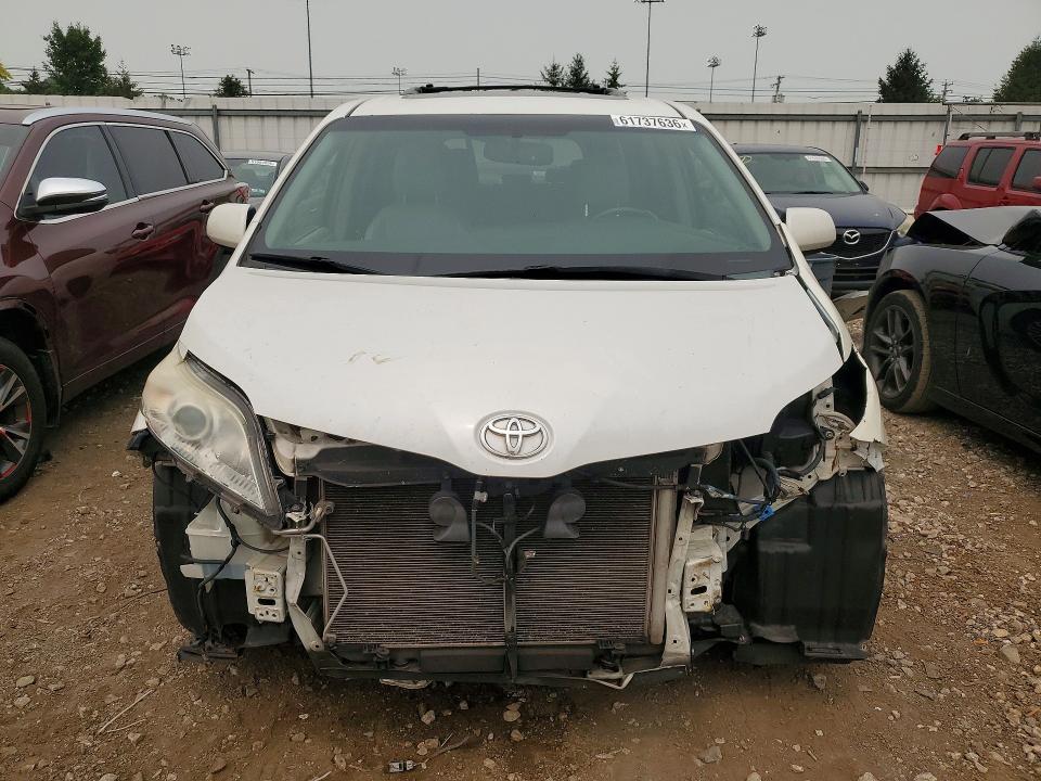 61737636 :رقم المزاد ، 5TDYK3DC4FS601176 vin ، 2015 Toyota Sienna مزاد بيع