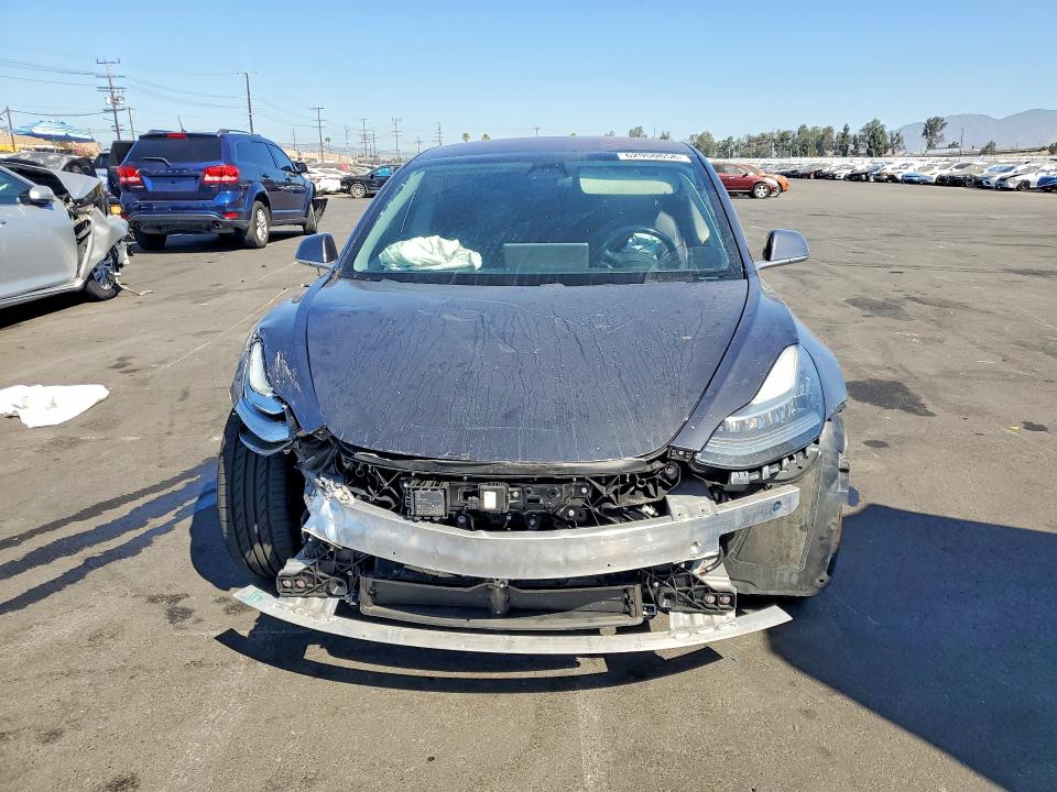 62950656 :رقم المزاد ، 5YJ3E1EA0JF014182 vin ، 2018 Tesla Model 3 مزاد بيع
