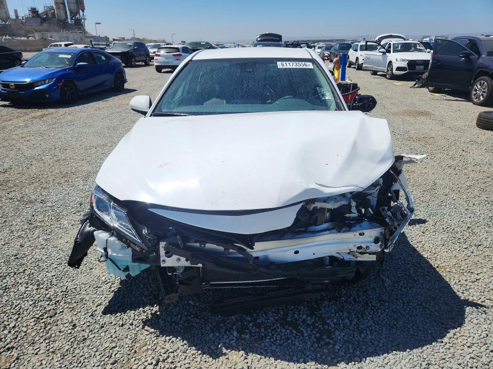 61173556 :رقم المزاد ، 4T1C11AK5NU669991 vin ، 2022 Toyota Camry مزاد بيع