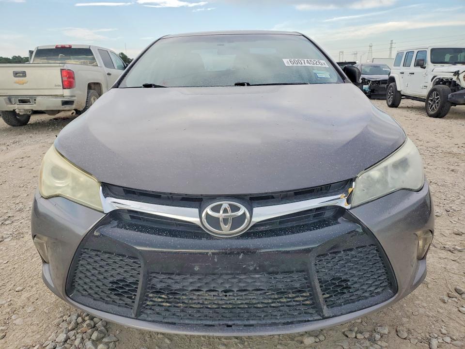 60074526 :رقم المزاد ، 4T1BF1FKXHU666918 vin ، 2017 Toyota Camry مزاد بيع