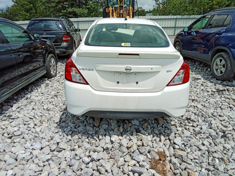 59596496 :رقم المزاد ، 3N1CN7AP0JL831945 vin ، 2018 Nissan Versa مزاد بيع