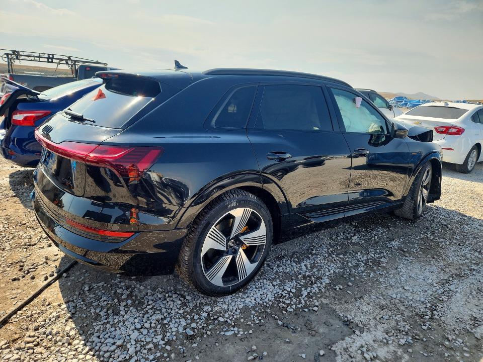 60077326 :رقم المزاد ، WA1LAAGE5NB028707 vin ، 2022 Audi E-tron مزاد بيع