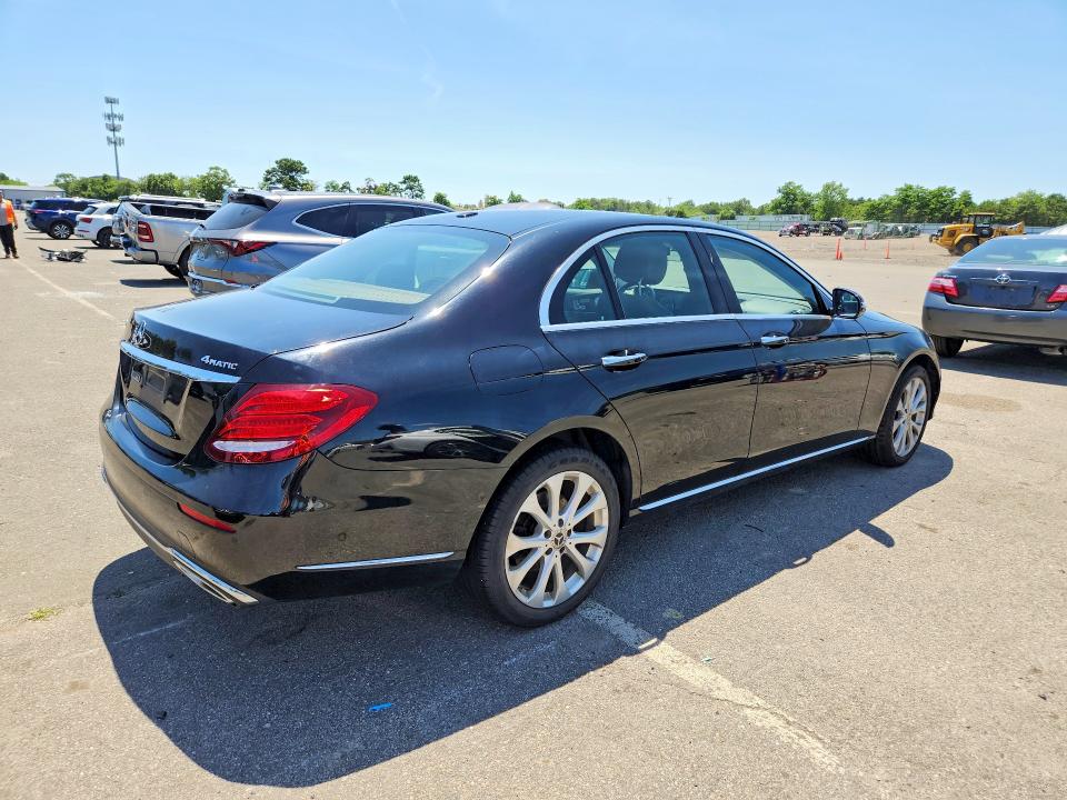61908126 :رقم المزاد ، WDDZF4KB4JA360255 vin ، 2018 Mercedes-benz E مزاد بيع
