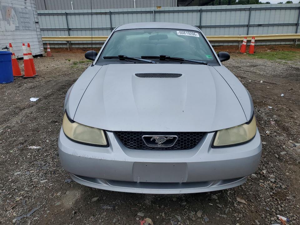 60819206 :رقم المزاد ، 1FAFP4047YF226325 vin ، 2001 Ford Mustang مزاد بيع