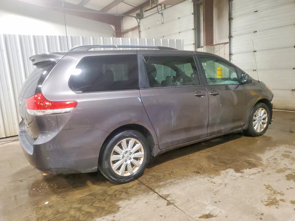 60690006 :رقم المزاد ، 5TDJK3DC8DS069719 vin ، 2013 Toyota Sienna مزاد بيع